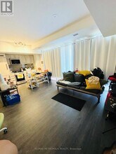 2203 Kingston Rd in Toronto, ON - Building Photo - Building Photo