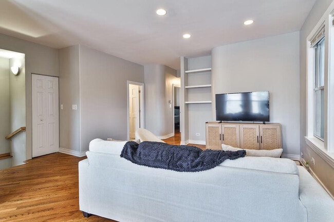 2214 W Barry Ave in Chicago, IL - Building Photo - Building Photo