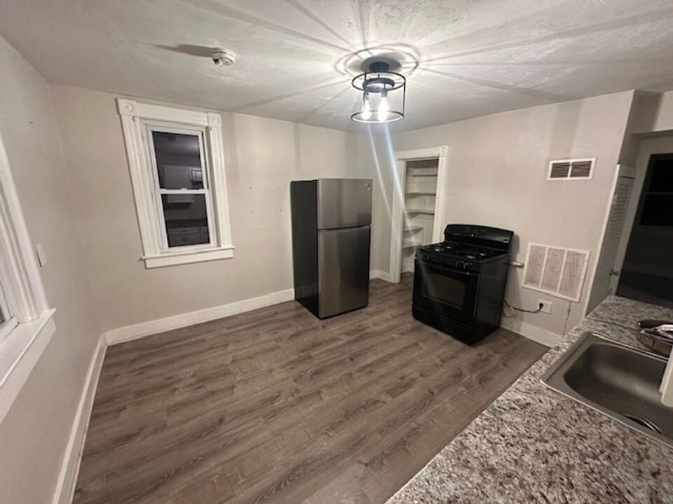 16 Bradley St in Putnam, CT - Building Photo