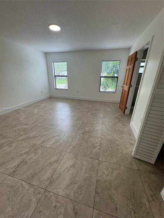 15730 SW 103rd Ave in Miami, FL - Building Photo