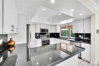 8482 NW 166th Terrace in Hialeah, FL - Foto de edificio - Building Photo