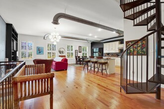 210 E Waldburg St in Savannah, GA - Building Photo - Building Photo