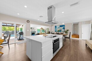942 SE 13th Ave in Deerfield Beach, FL - Building Photo