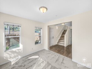 4082 Union Square Ln in San Diego, CA - Foto de edificio - Building Photo