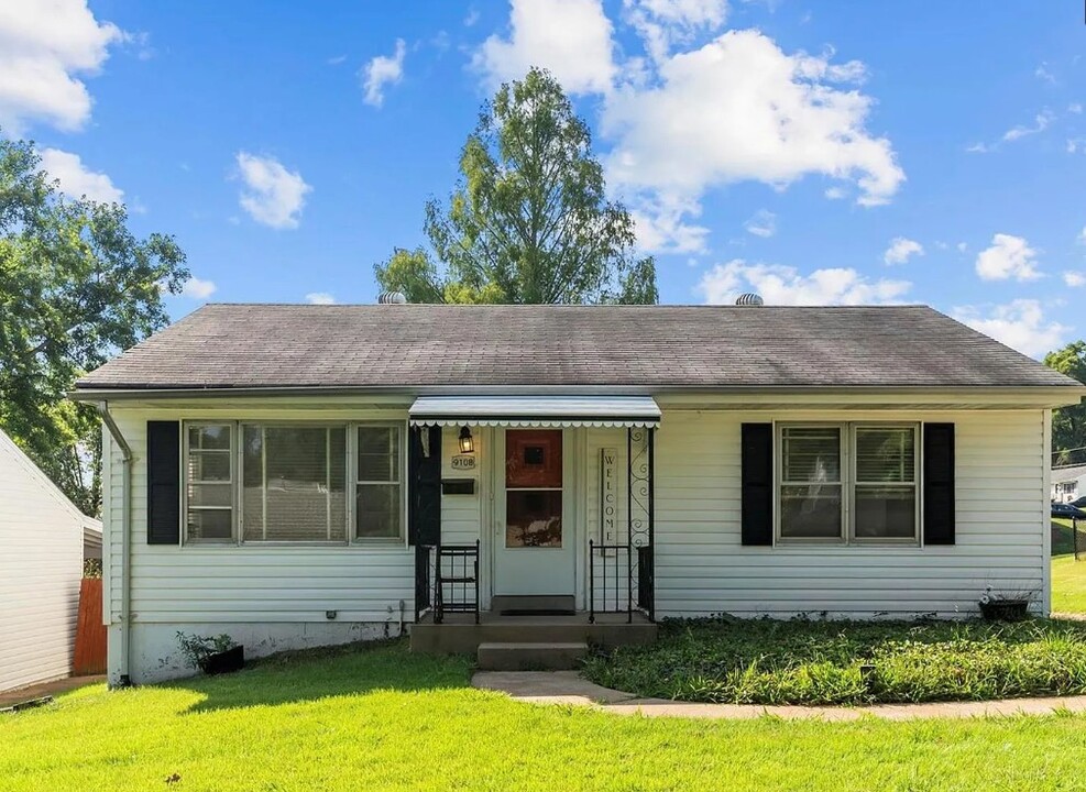 9108 Leamont Dr in Jennings, MO - Foto de edificio