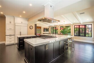 451 Beechmont Dr in New Rochelle, NY - Building Photo - Building Photo