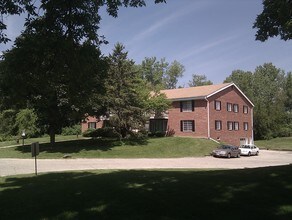 118-130 Heidel Rd in Thiensville, WI - Foto de edificio - Building Photo