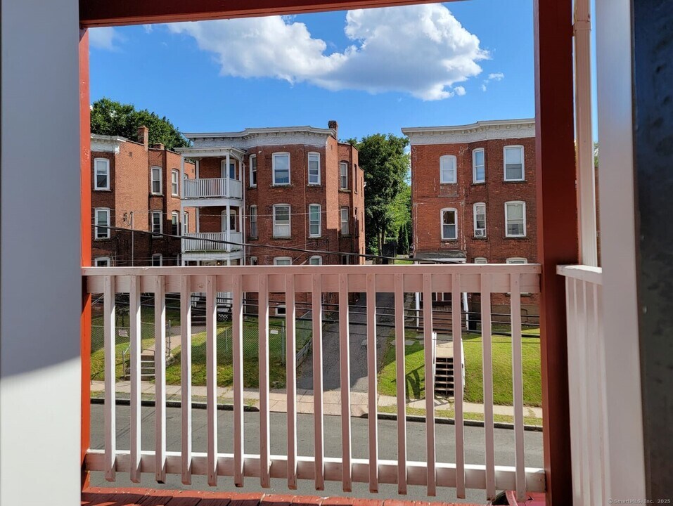 44 York St in Hartford, CT - Building Photo