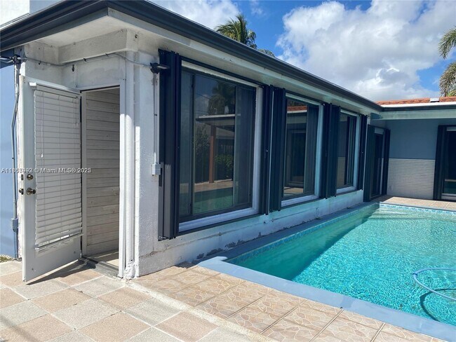 1750 NE 40th Pl in Oakland Park, FL - Building Photo - Building Photo