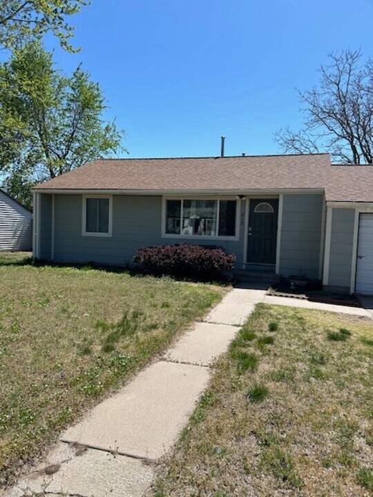 815 W 21st Ave in Hutchinson, KS - Building Photo