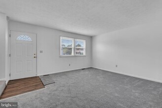 651 Westphalia Ct in Glen Burnie, MD - Foto de edificio - Building Photo