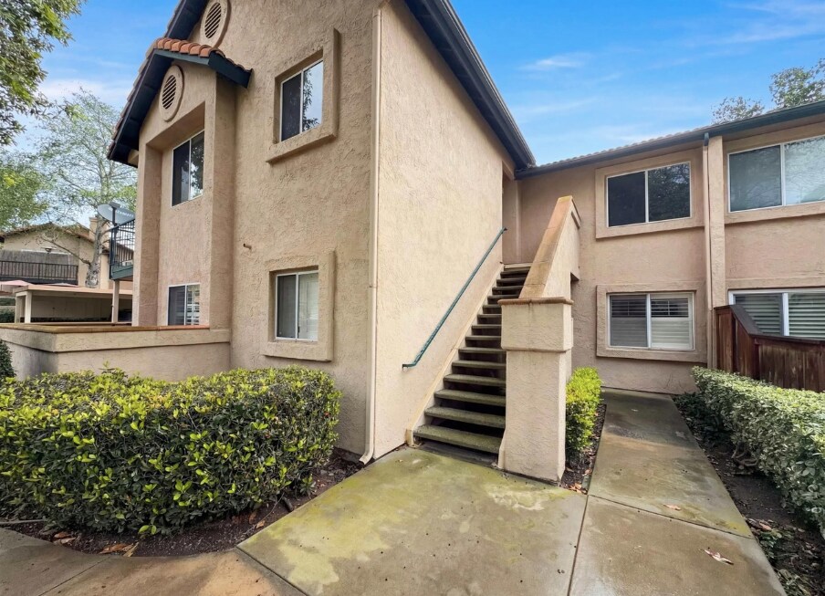 11231 Avenida De Los Lobos in San Diego, CA - Foto de edificio