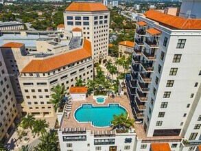 888 S Douglas Rd, Unit 807 in Coral Gables, FL - Foto de edificio - Building Photo