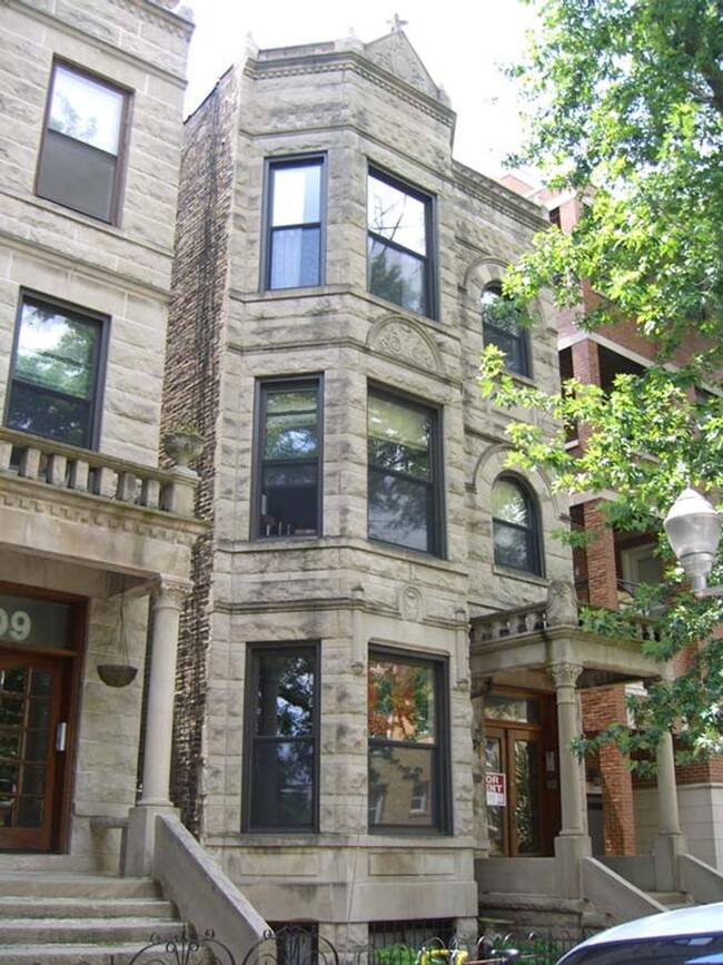 property at 911 W Dakin St