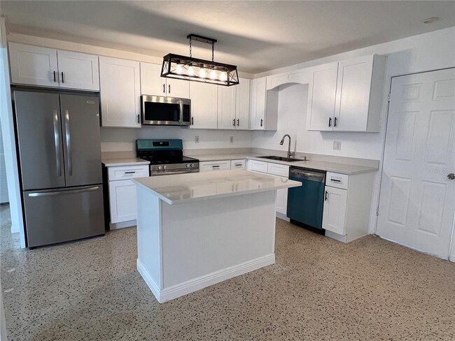 546 84th Ave N in St. Petersburg, FL - Foto de edificio - Building Photo