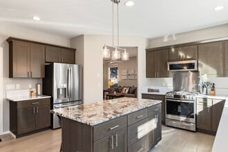 13246 119th Ave NE in Kirkland, WA - Foto de edificio - Building Photo