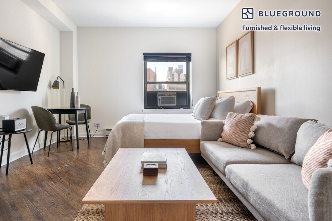 1400 N Lake Shore Dr in Chicago, IL - Building Photo