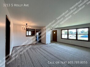 3213 S Holly Ave in Sioux Falls, SD - Building Photo - Building Photo