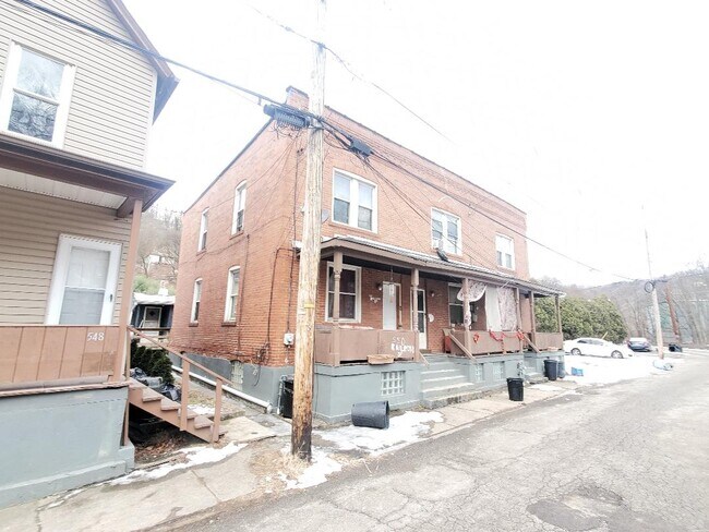 550 Railroad St, Unit 1 in Turtle Creek, PA - Foto de edificio - Building Photo