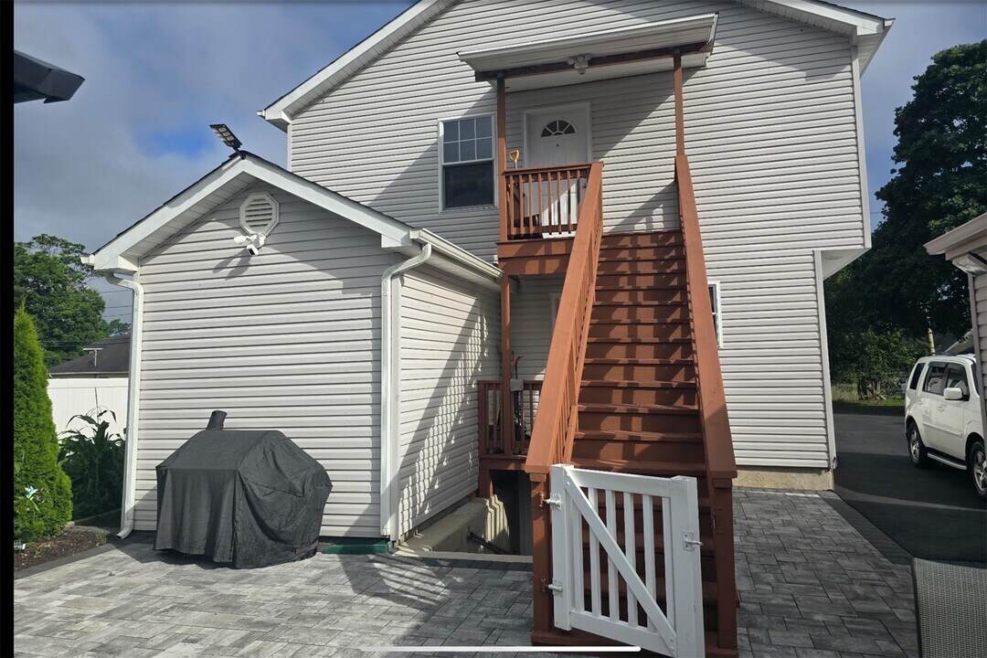 3 Lakewood St in Bay Shore, NY - Foto de edificio