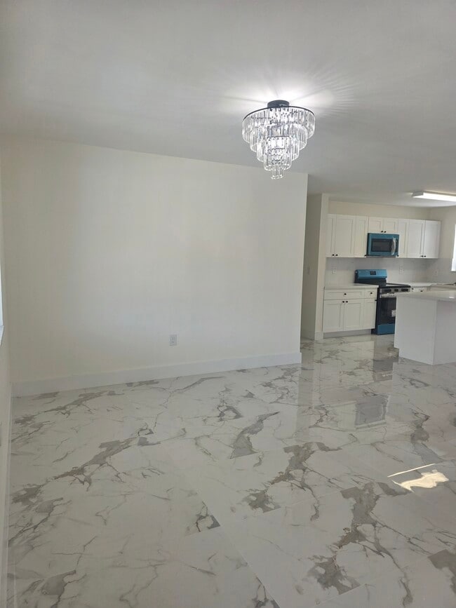 443 NW 23rd Pl in Miami, FL - Foto de edificio - Building Photo