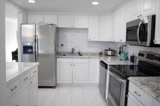 8401 W Sample Rd in Coral Springs, FL - Building Photo - Building Photo