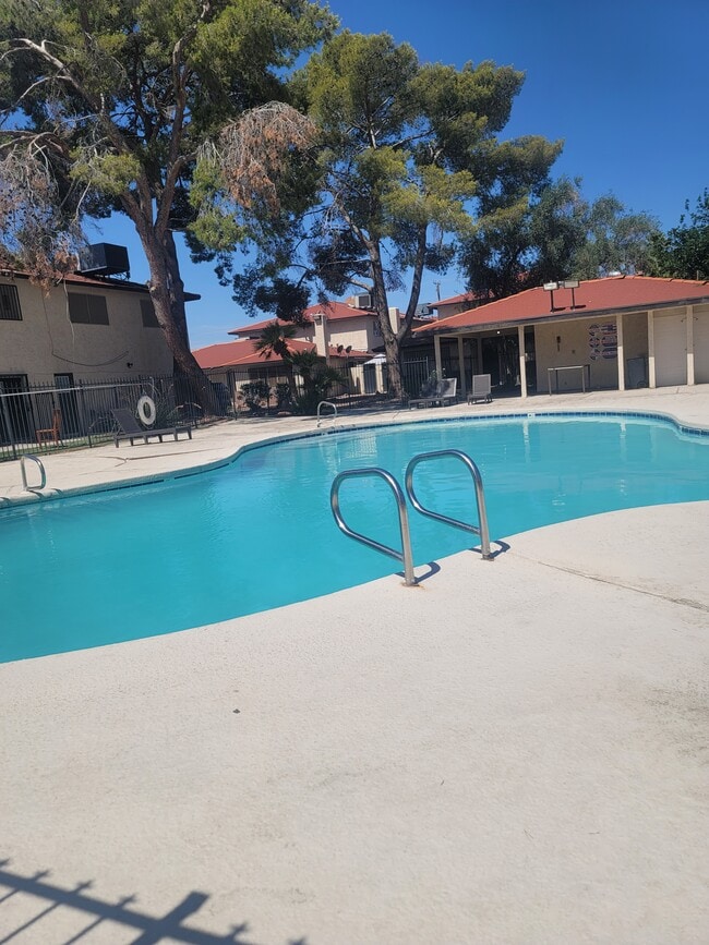 5282 S Maryland Pky, Unit D in Las Vegas, NV - Building Photo - Building Photo