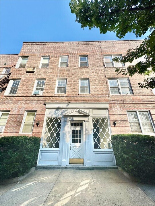 94-10 64th Rd in Queens, NY - Building Photo