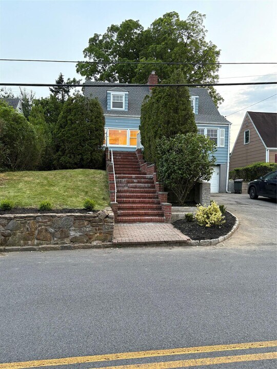 93 Joyce Rd in Eastchester, NY - Building Photo