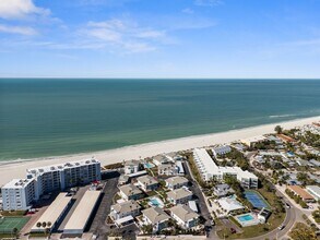 5400 Gulf Dr in Holmes Beach, FL - Building Photo - Building Photo