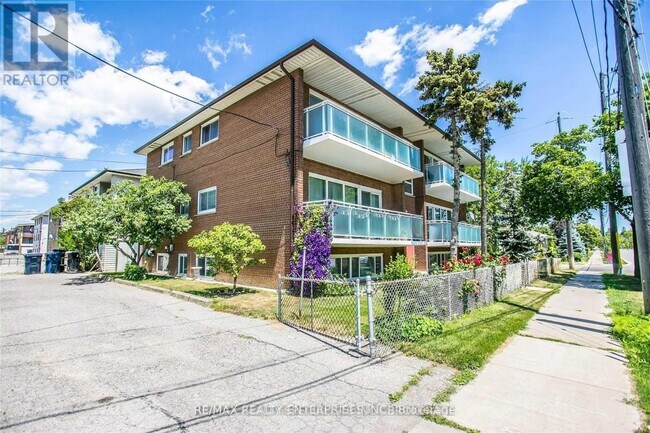 54 Rabbit Ln in Toronto, ON - Building Photo - Building Photo