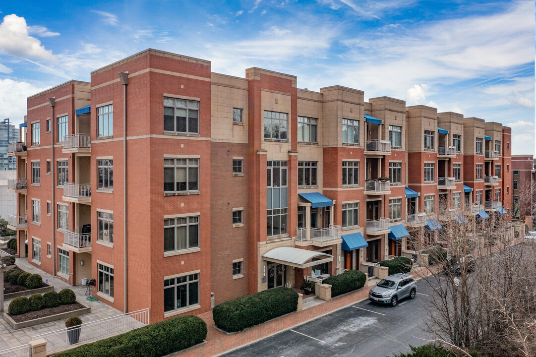 Captain's Watch in Cincinnati, OH - Building Photo