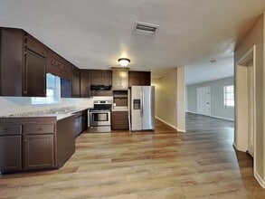 1627 N Powers Dr in Orlando, FL - Foto de edificio - Building Photo