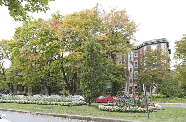 Towers & Dollard Apartements in Montréal, QC - Building Photo - Building Photo