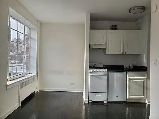 63 W 8th St in New York, NY - Building Photo - Building Photo