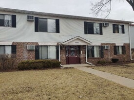 400 Echo Ln in Aurora, IL - Building Photo