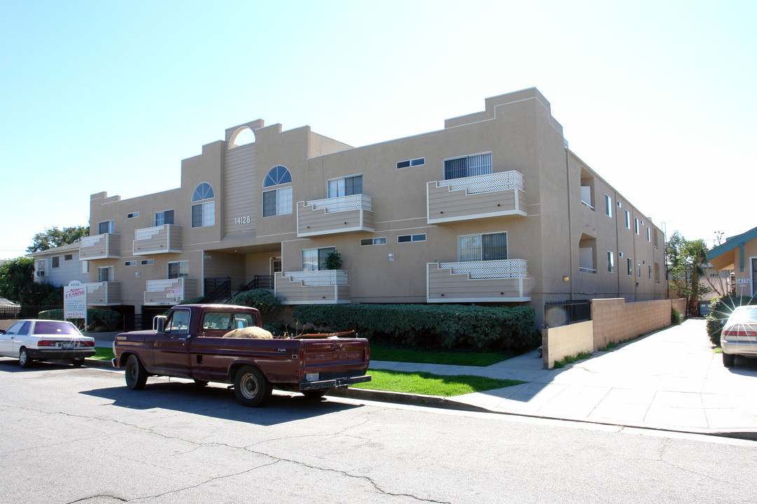 14128 Gilmore St in Van Nuys, CA - Building Photo