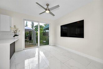 10191 NW 32nd Terrace in Doral, FL - Building Photo - Building Photo