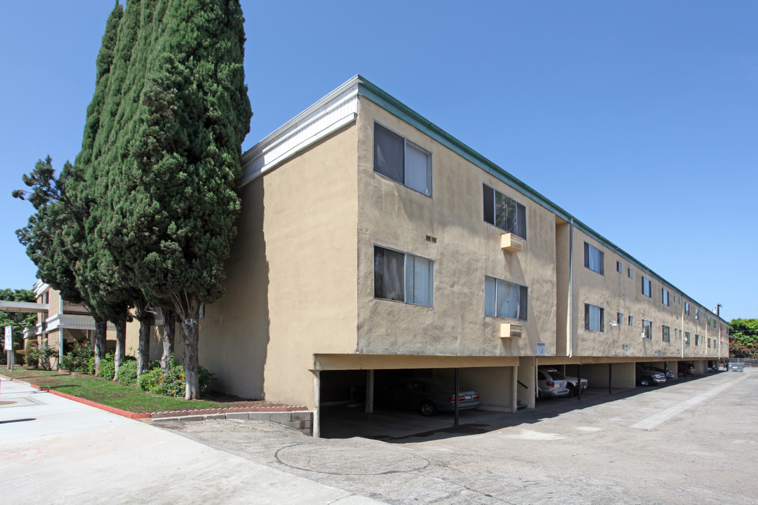 Hacienda Plaza Apartments in La Puente, CA - Building Photo