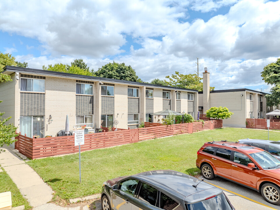 Roblen Garden Homes in Mississauga, ON - Building Photo