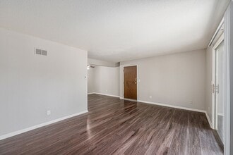 Crysler Plaza East in Independence, MO - Building Photo - Interior Photo