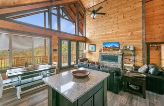 735 Picadilly Ln in Gatlinburg, TN - Building Photo - Building Photo
