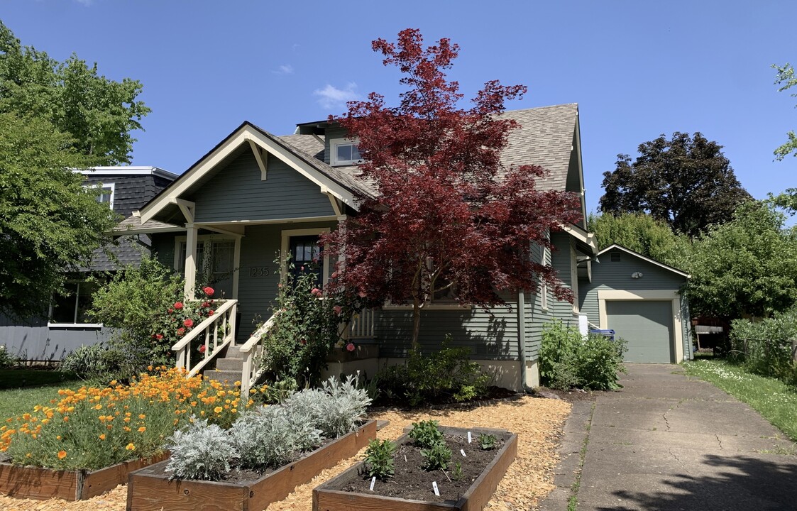 1235 W 12th Ave in Eugene, OR - Building Photo