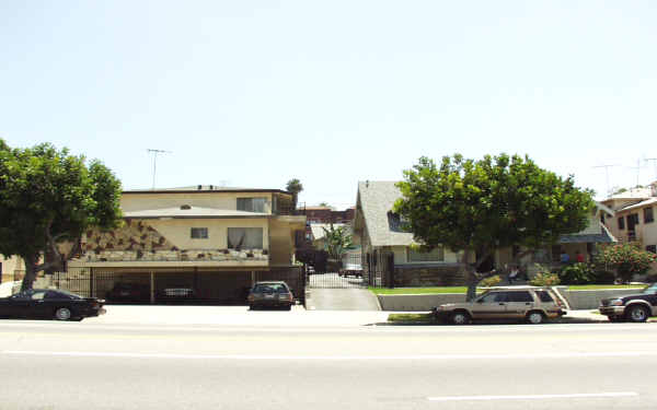 122-126 S Rampart Blvd in Los Angeles, CA - Building Photo