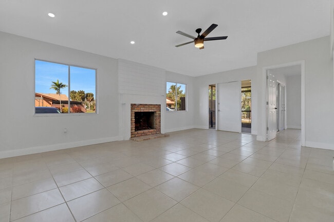 6350 Royal Woods Dr in Ft. Myers, FL - Building Photo - Building Photo