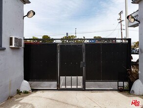 11472 Ventura Blvd in Los Angeles, CA - Foto de edificio - Building Photo