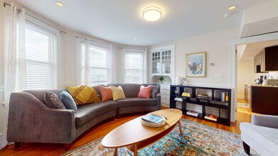 30 Clay St, Unit 3 in Cambridge, MA - Foto de edificio - Building Photo