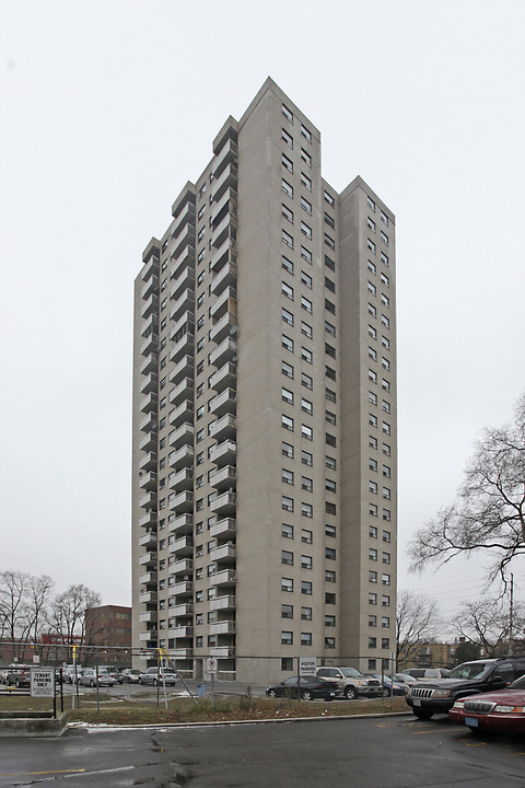 2440 Hurontario St in Mississauga, ON - Building Photo