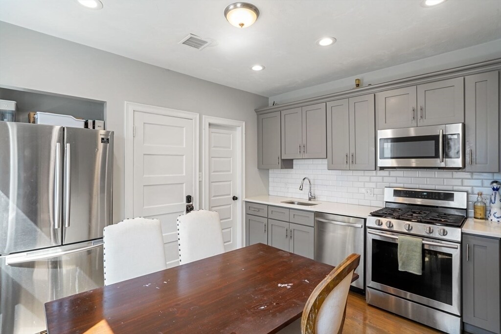 17 Howes St in Boston, MA - Building Photo