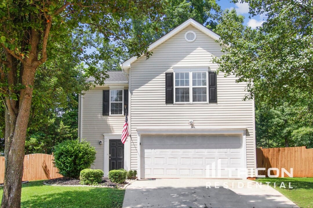 11 Zelkova Ct in Browns Summit, NC - Building Photo